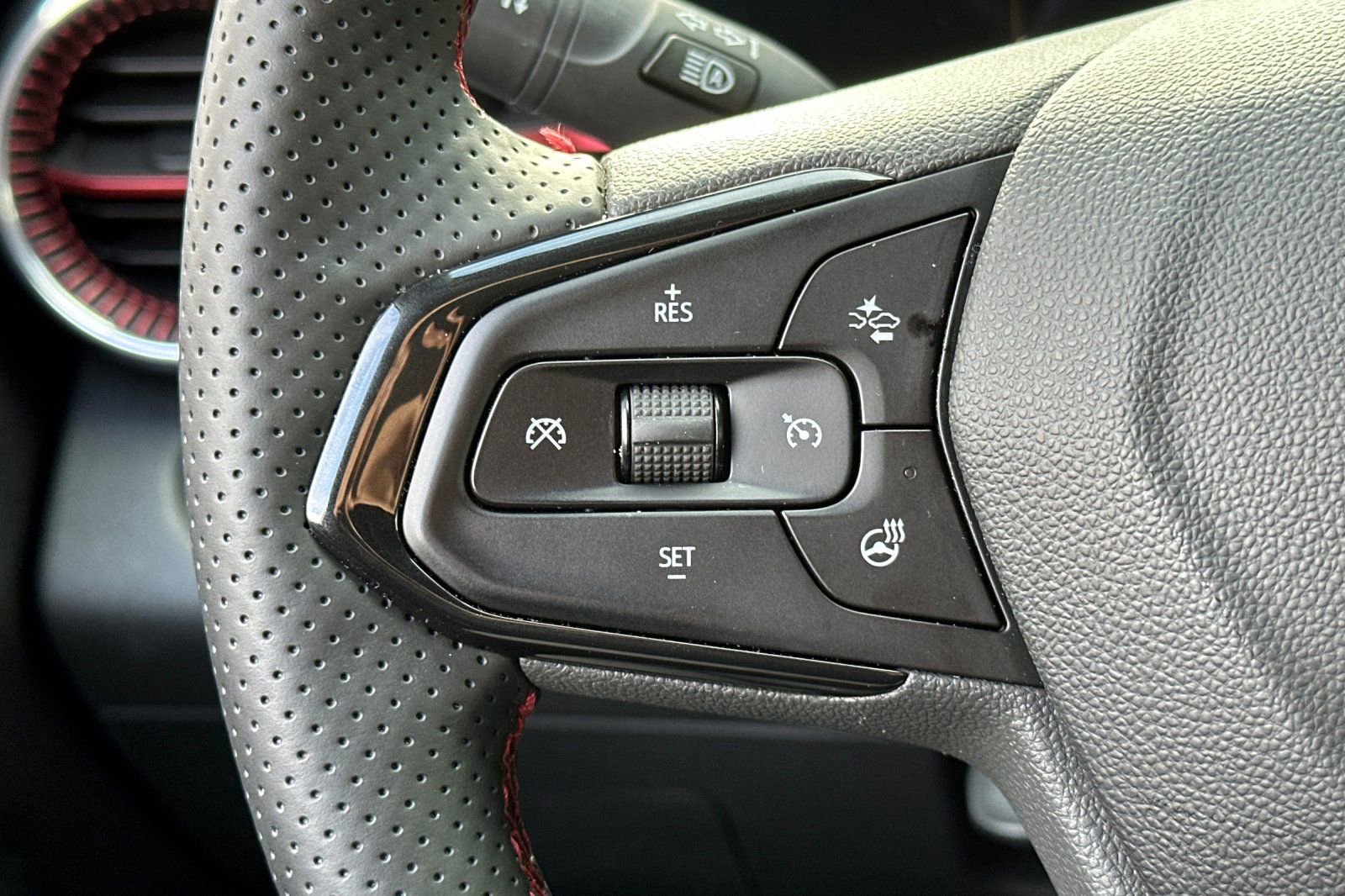 Used 2025 Chevrolet Trax RS w/ Driver Confidence Package image 36