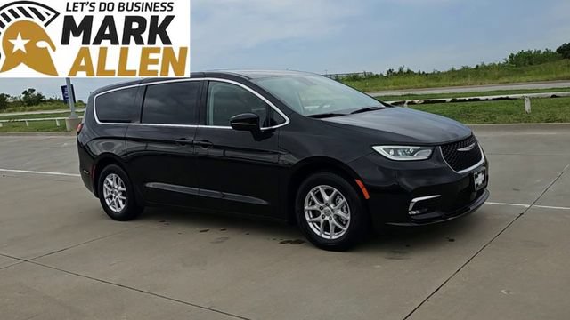 Used 2023 Chrysler Pacifica Touring-L FWD image 2