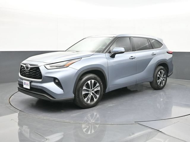Used 2021 Toyota Highlander XLE FWD image 3