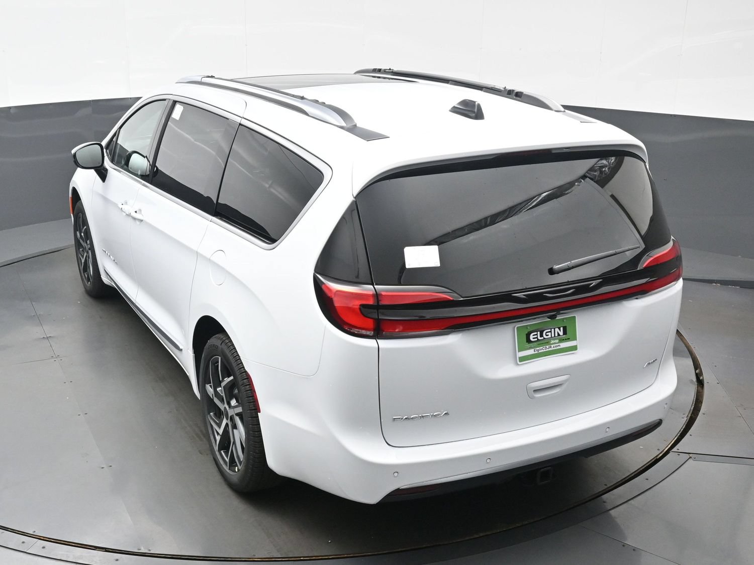 New 2027 Chrysler Pacifica Pinnacle w/ Theater Group AWD/4WD image 24