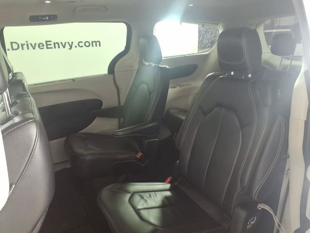 Used 2022 Chrysler Pacifica Touring-L image 9