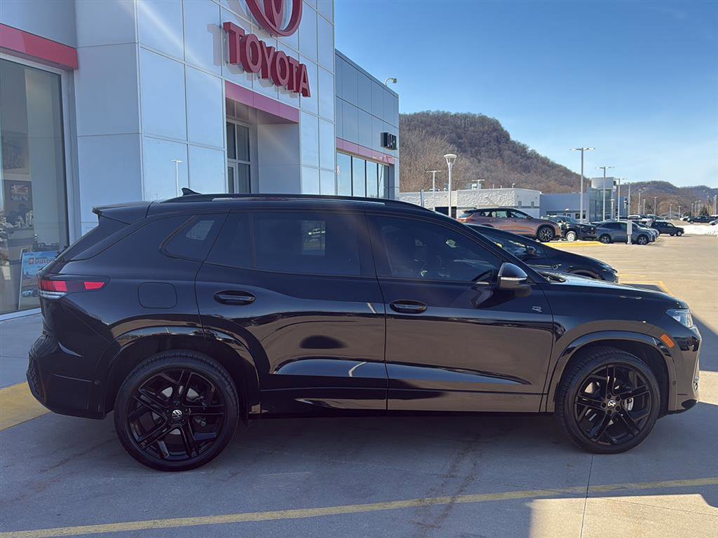 Used 2025 Volkswagen Tiguan SE R-Line image 21