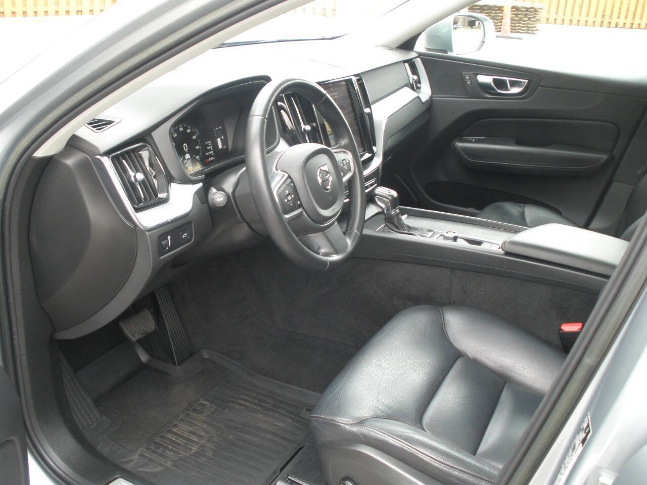 Used 2018 Volvo XC60 T5 Momentum AWD/4WD image 25