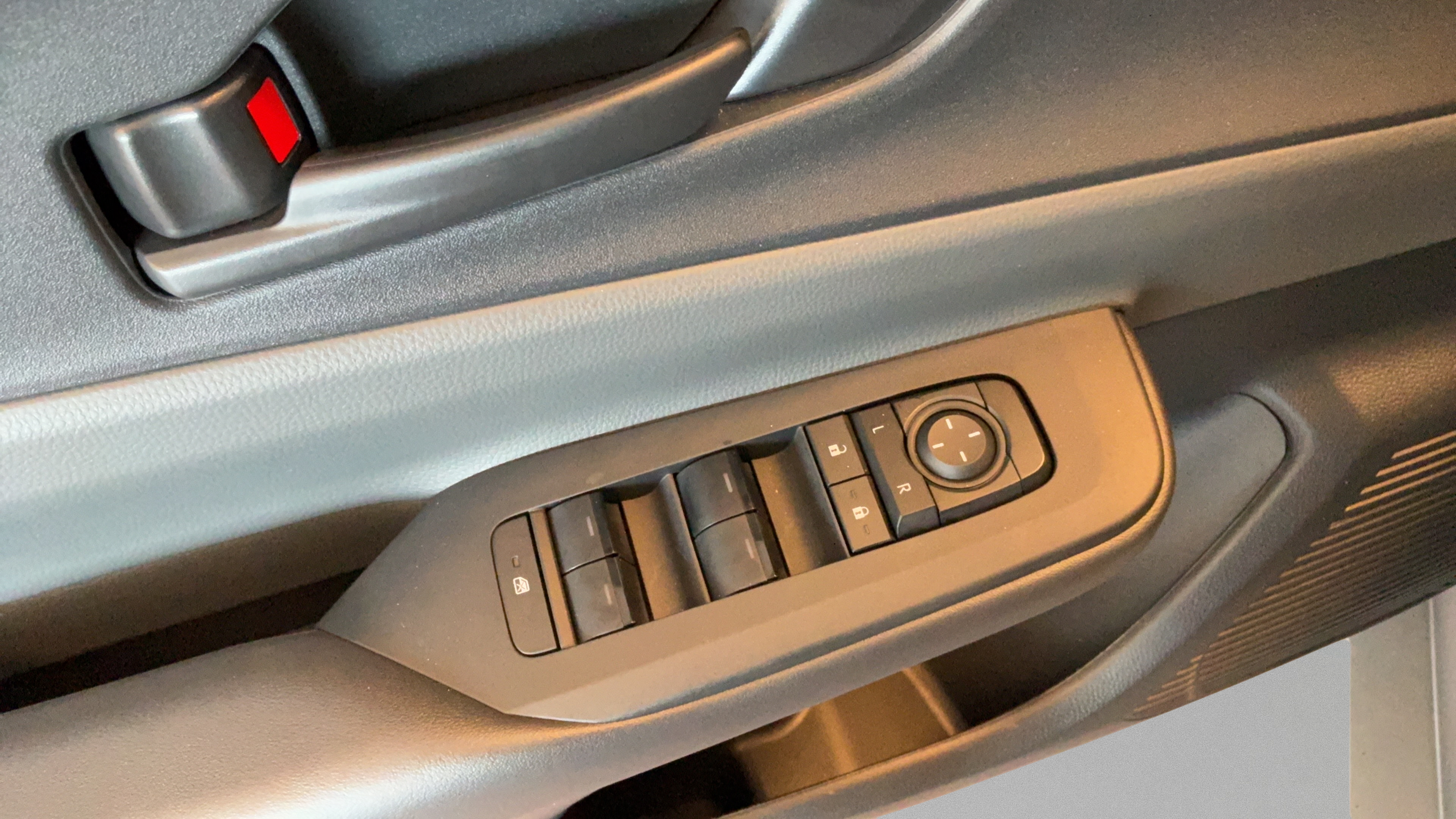 Certified 2025 Toyota Prius LE FWD image 21