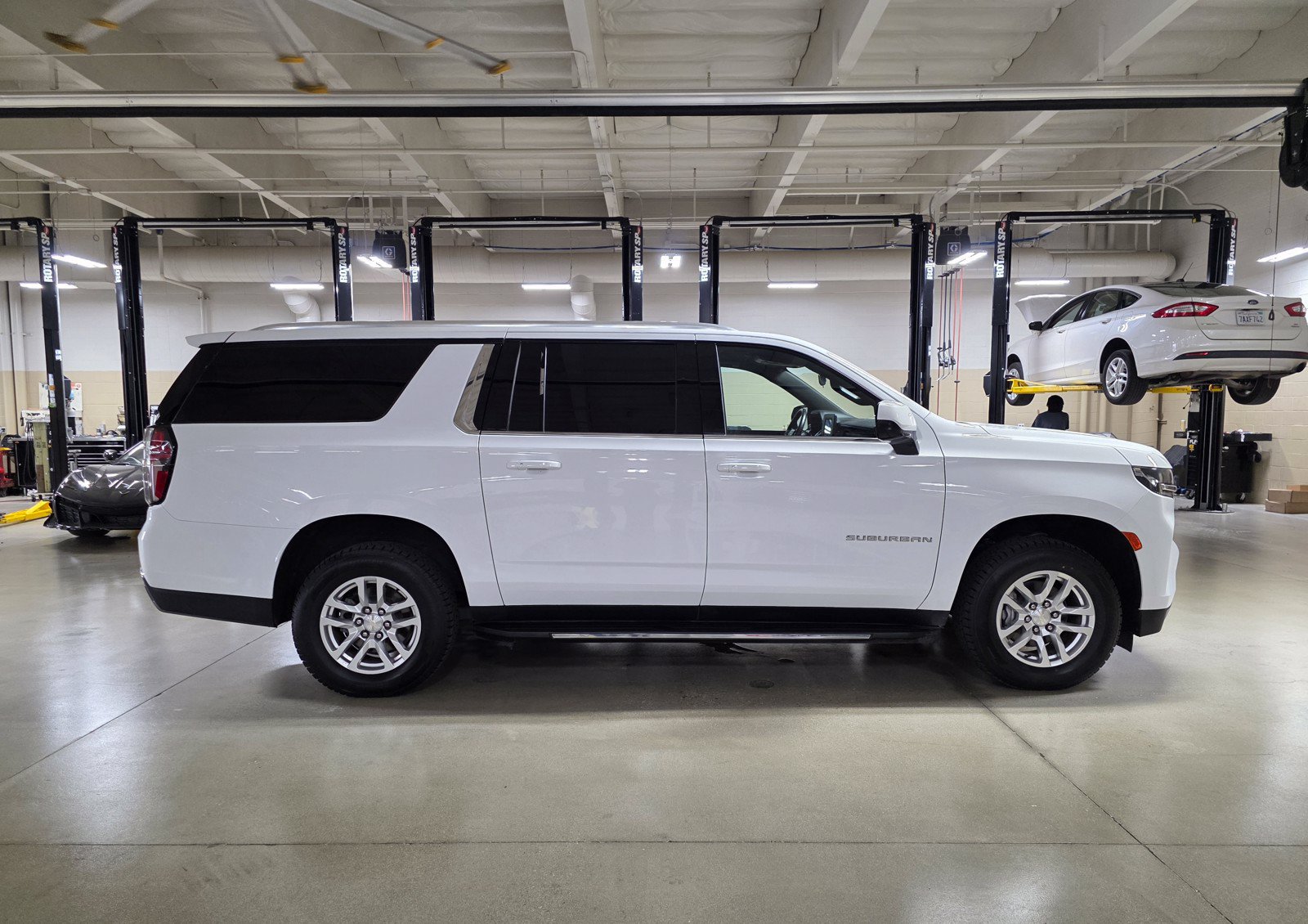 Used 2023 Chevrolet Suburban LS RWD image 8