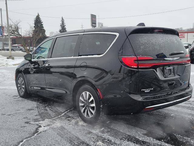 Used 2024 Chrysler Pacifica Select image 3