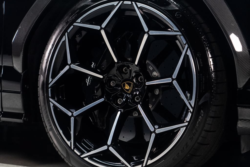 Used 2023 Lamborghini Urus Performante AWD/4WD image 11