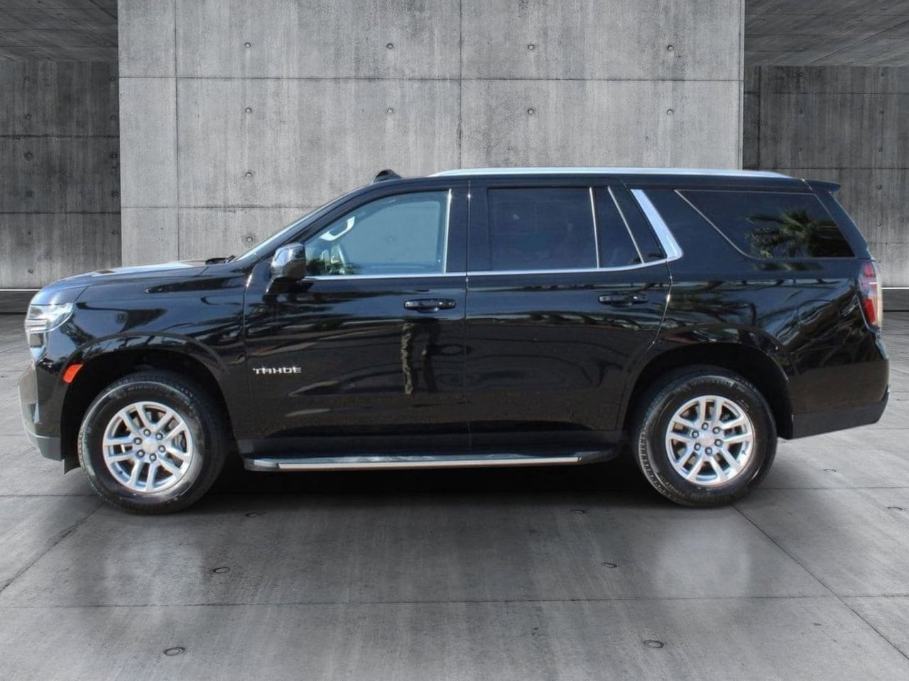 Used 2024 Chevrolet Tahoe LT RWD image 2