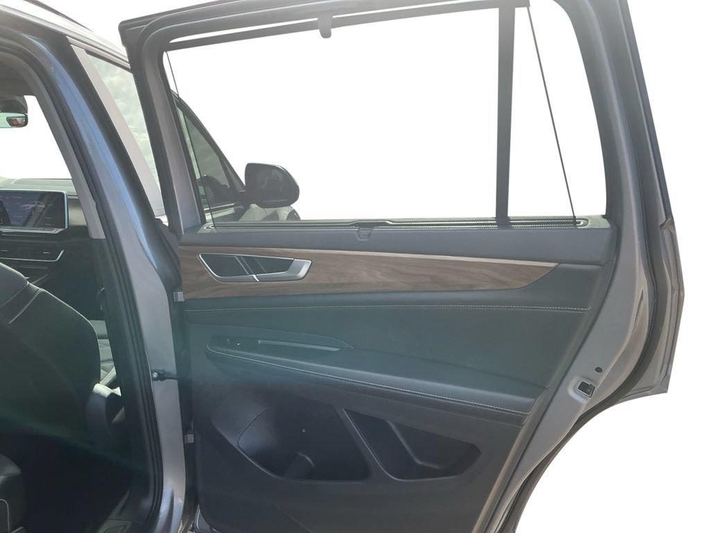 Used 2025 Volkswagen Atlas SE AWD/4WD image 18