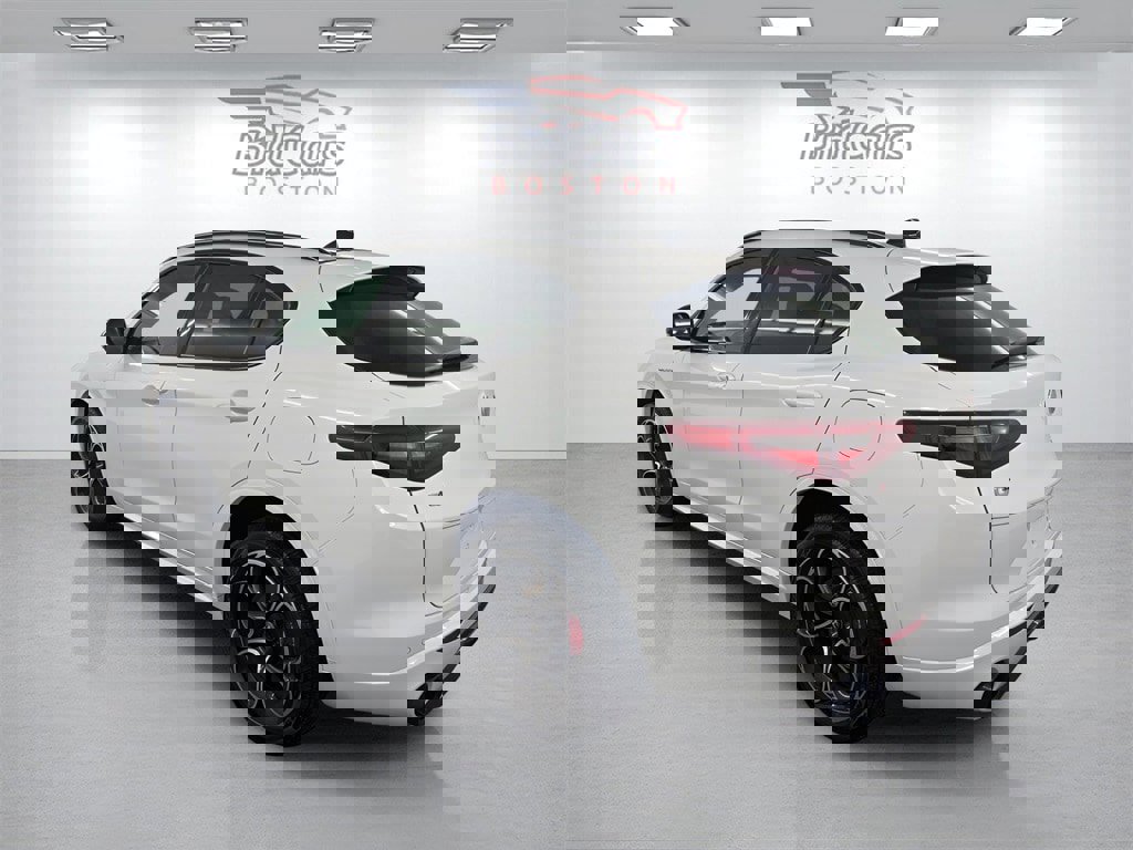 Used 2022 Alfa Romeo Stelvio Veloce image 6