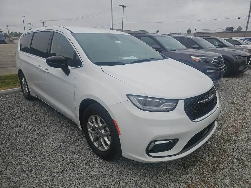 Used 2025 Chrysler Pacifica Select FWD image 5
