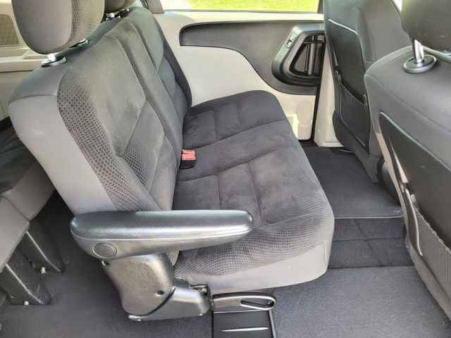 Used 2019 Dodge Grand Caravan SE w/ UConnect Hands-Free Group image 26