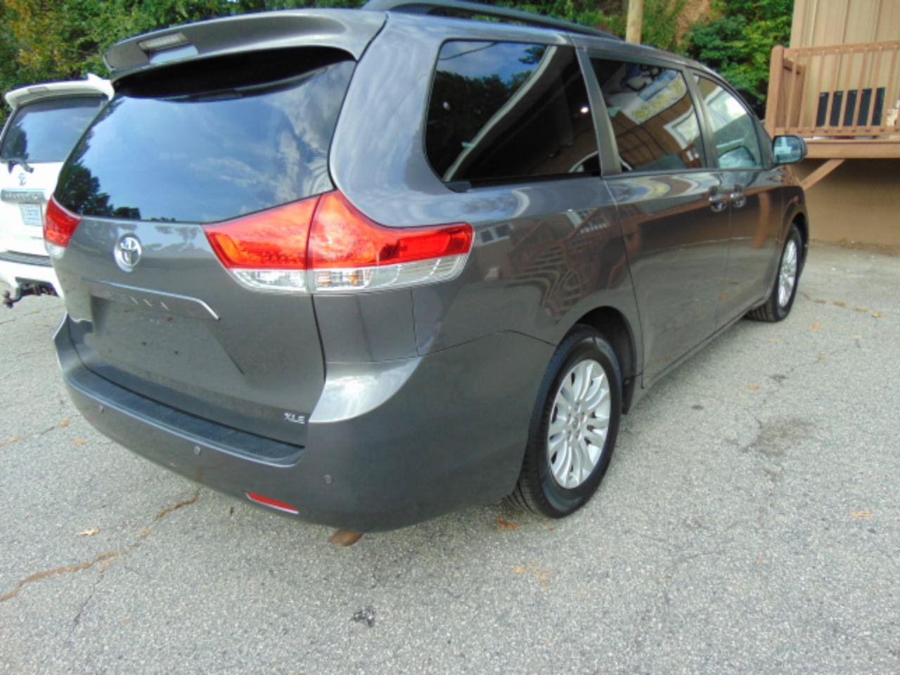 Used 2014 Toyota Sienna XLE w/ Entertainment Package FWD image 3