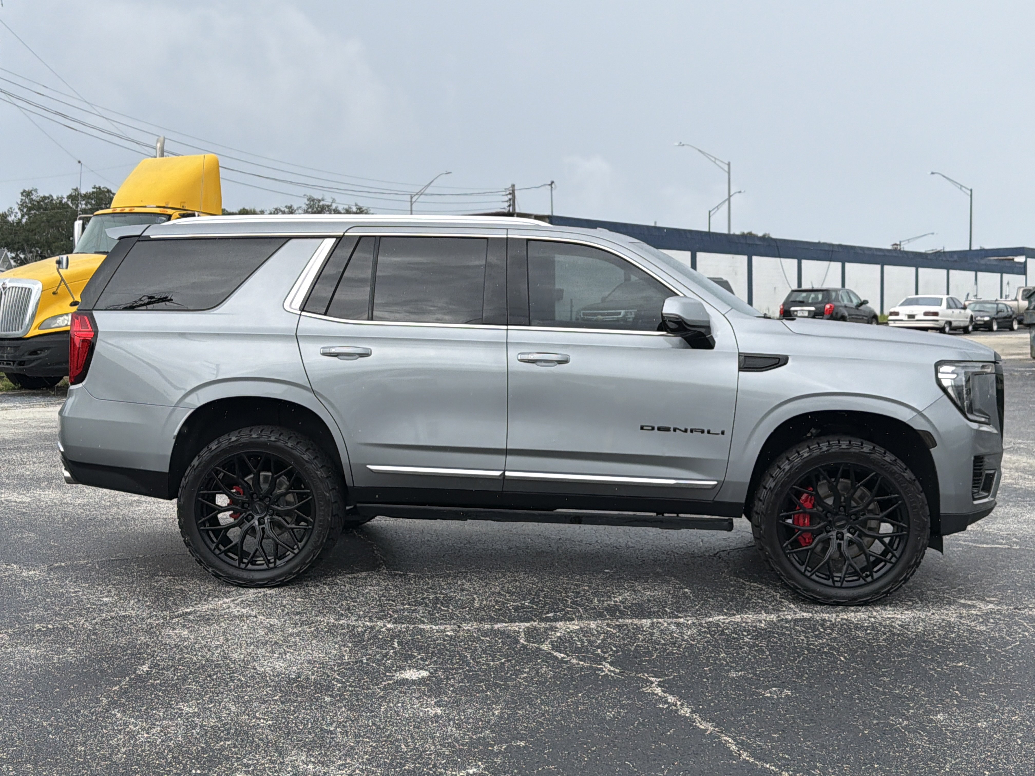 Used 2023 GMC Yukon Denali AWD/4WD image 2