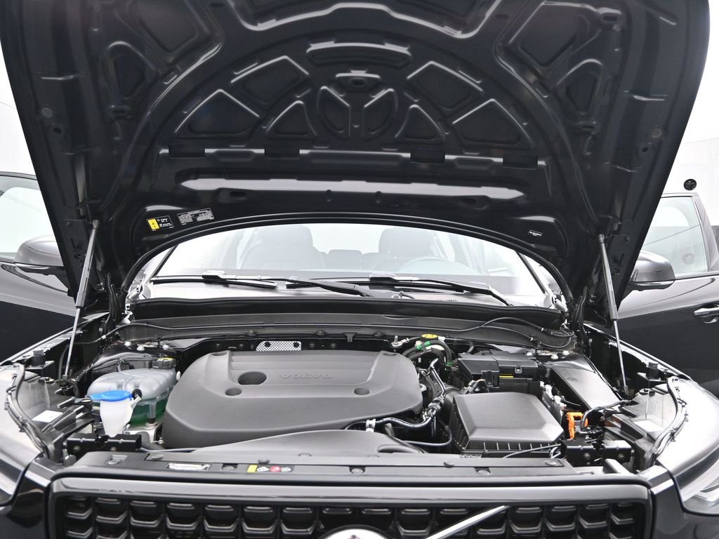 Used 2025 Volvo XC40 B5 Plus image 19