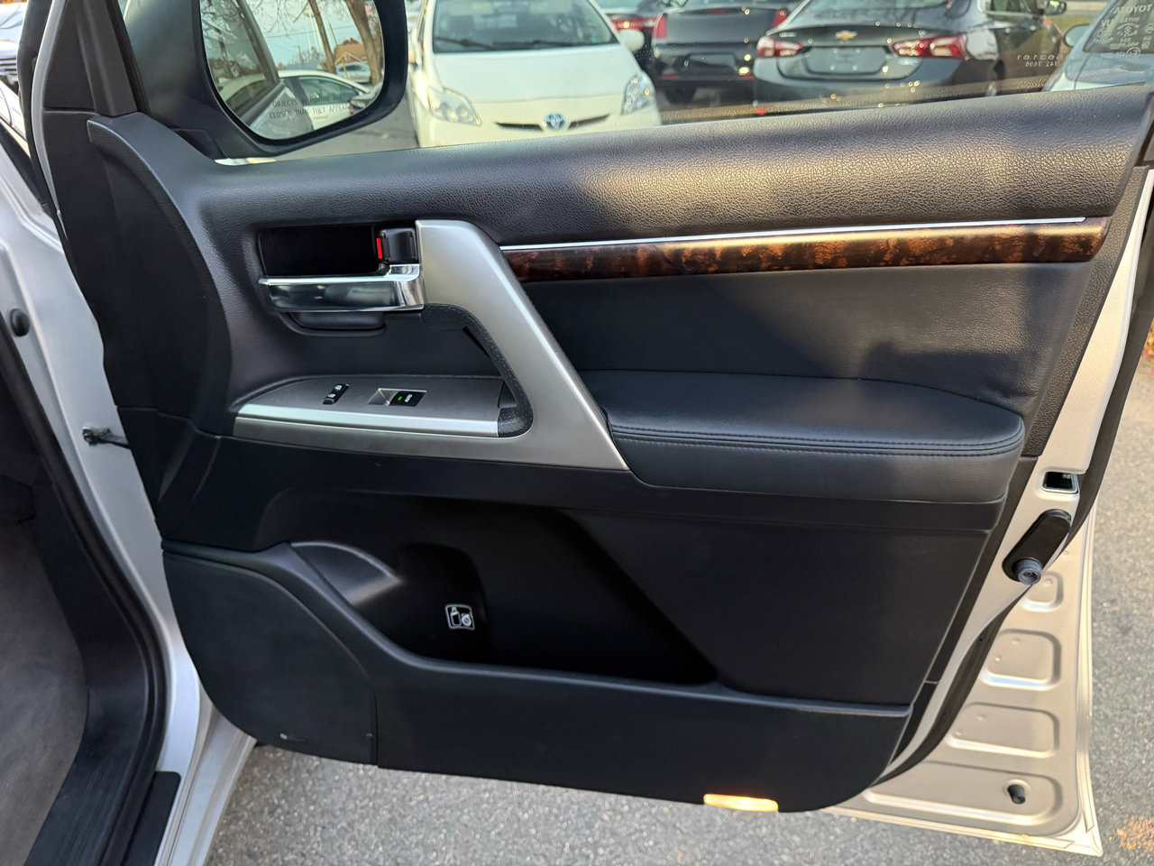 Used 2013 Toyota Land Cruiser image 36