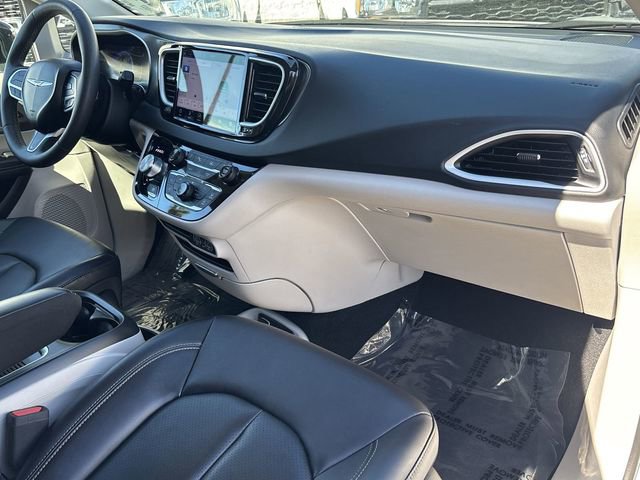 Certified 2024 Chrysler Pacifica Touring-L image 13
