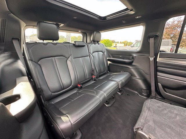 Used 2025 Jeep Wagoneer 4WD w/ Premium Group I image 30