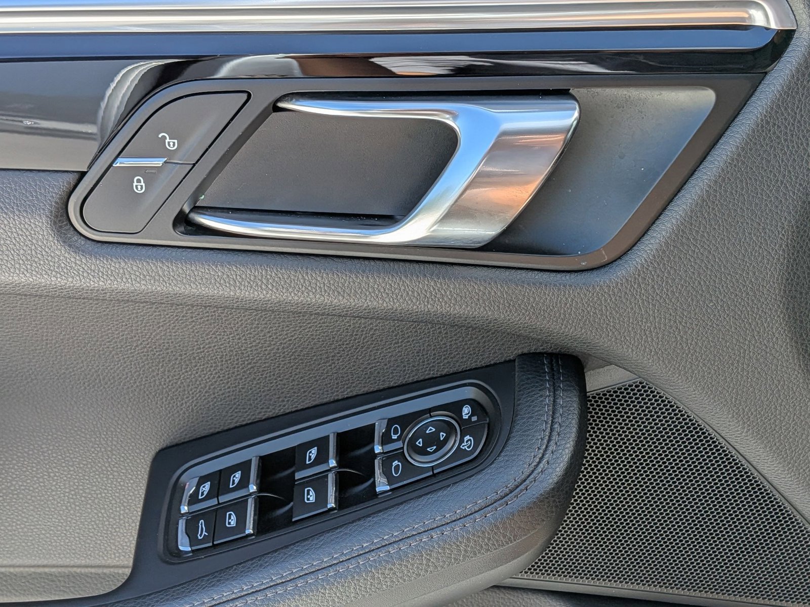 Certified 2019 Porsche Macan AWD/4WD image 15