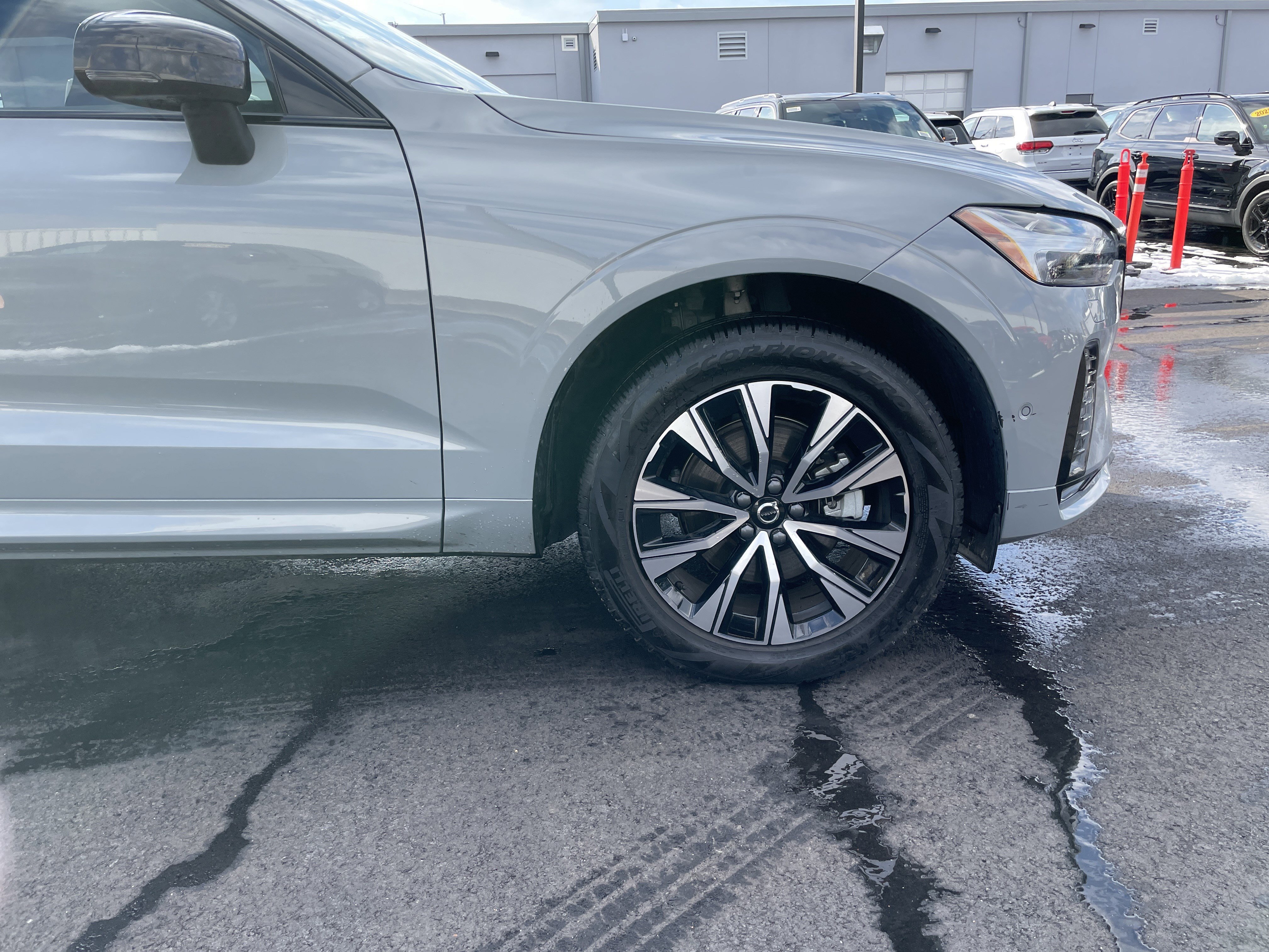 Used 2025 Volvo XC60 B5 Plus image 7