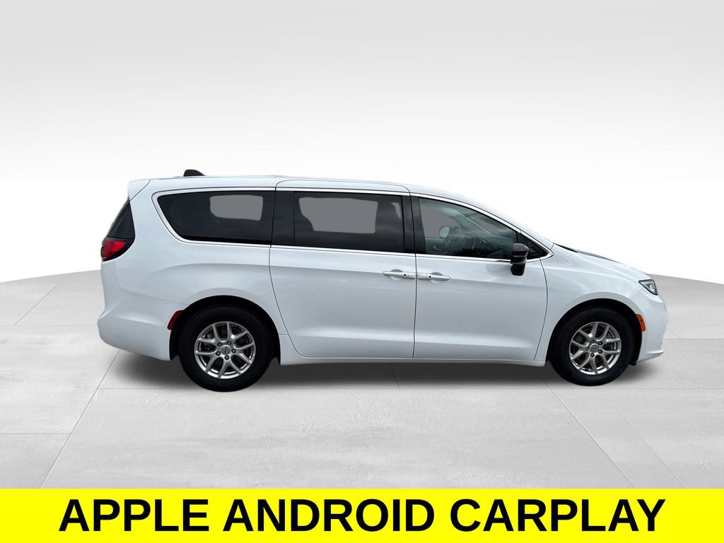 Used 2024 Chrysler Pacifica Touring-L image 7