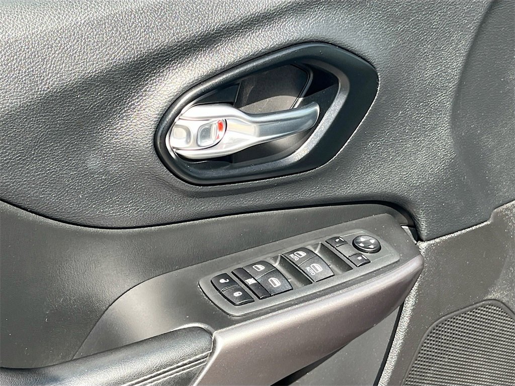 Certified 2021 Jeep Cherokee Latitude Lux image 17