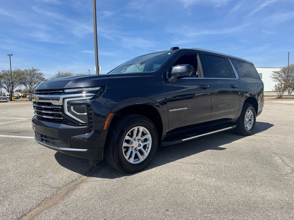 Used 2025 Chevrolet Suburban LT image 2