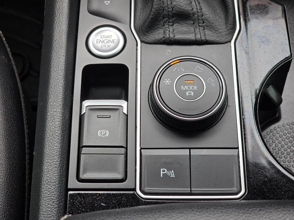 Used 2020 Volkswagen Atlas Cross Sport SEL R-Line AWD/4WD image 17