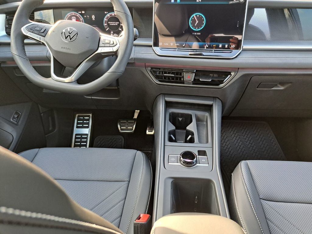 New 2026 Volkswagen Tiguan SE R-Line FWD image 19