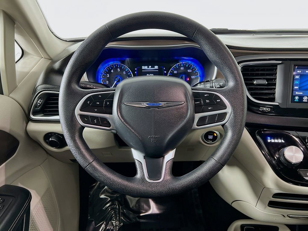 Used 2020 Chrysler Voyager LX image 11