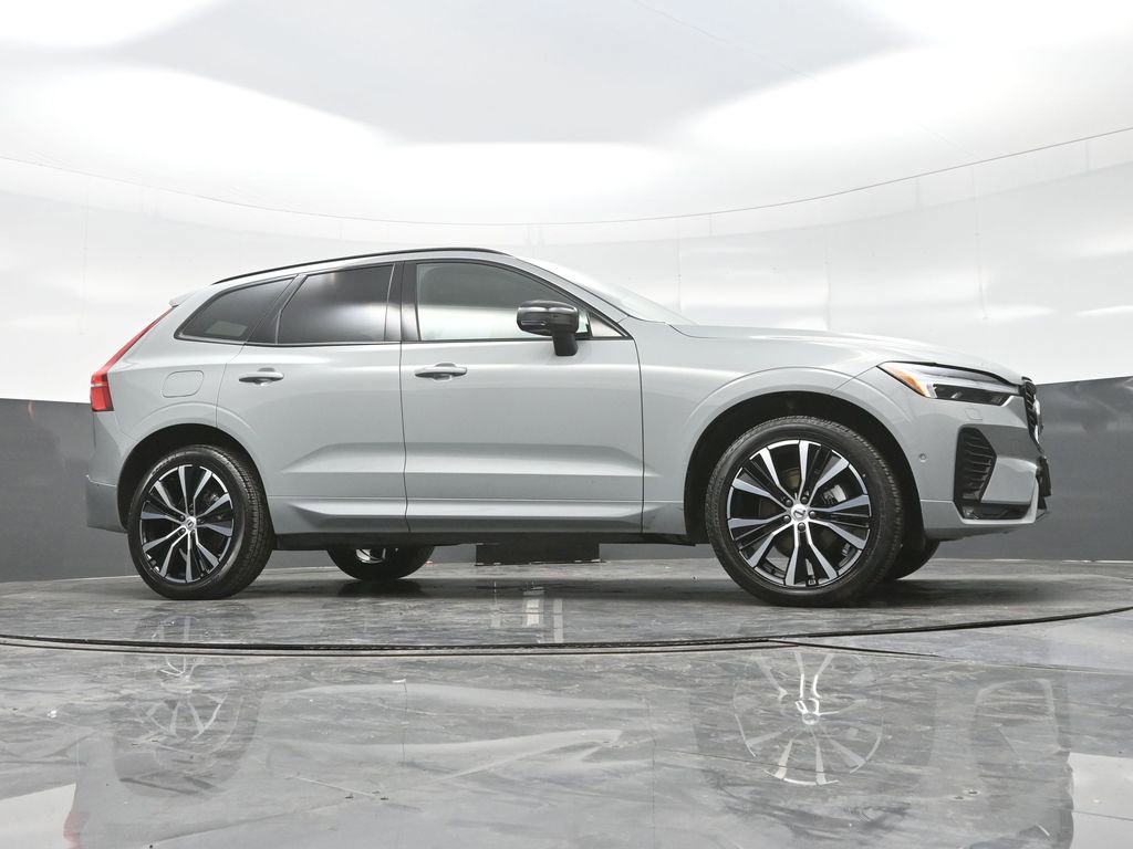 Used 2025 Volvo XC60 B5 Plus image 21
