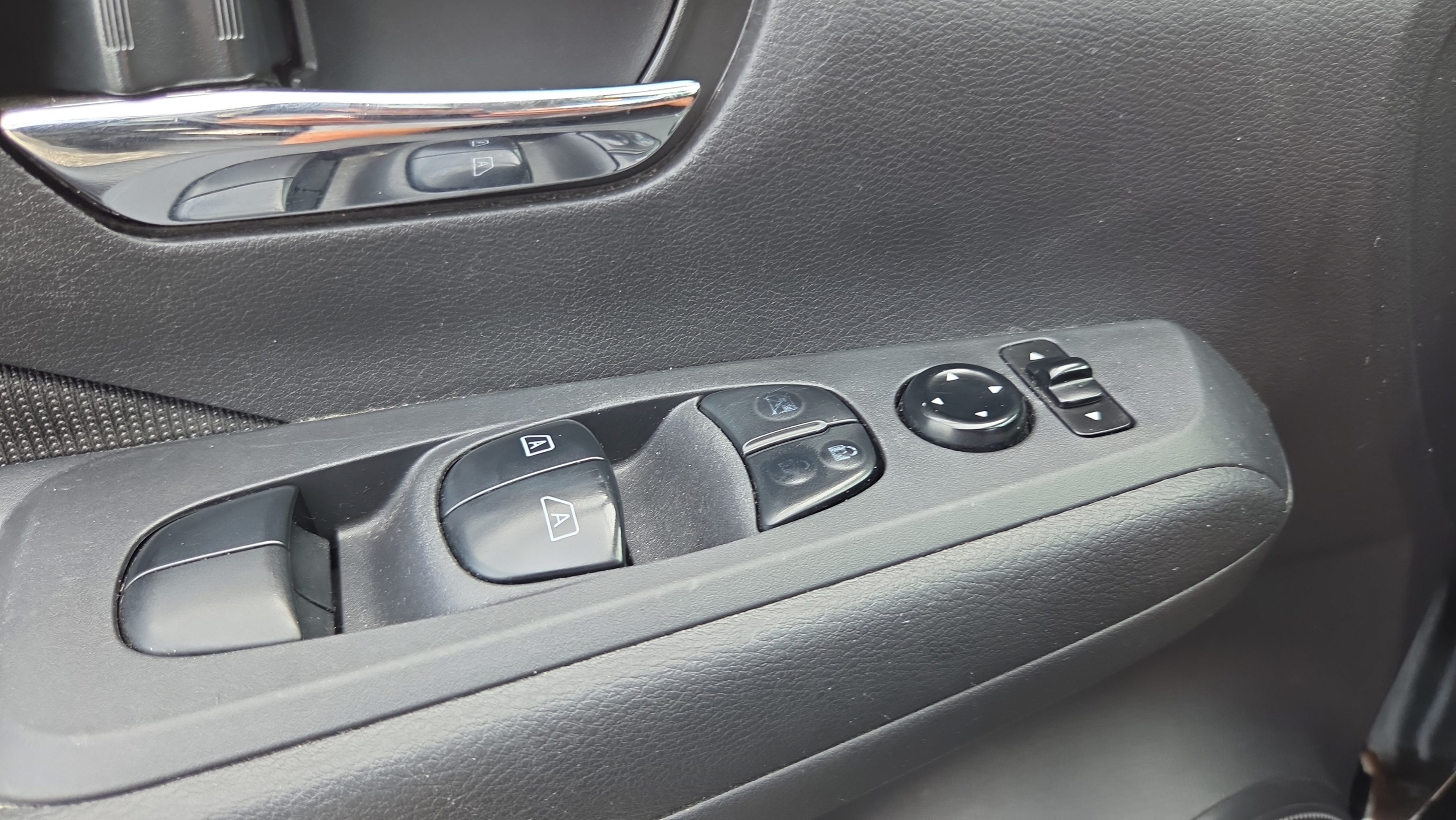 Used 2024 Nissan Kicks SV FWD image 27