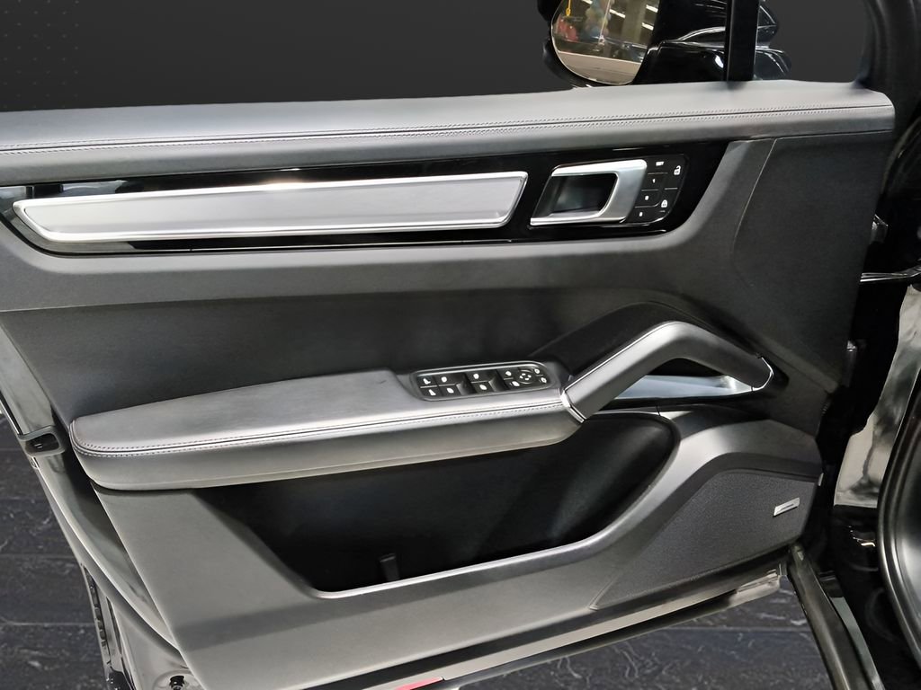 Used 2023 Porsche Cayenne Turbo image 12