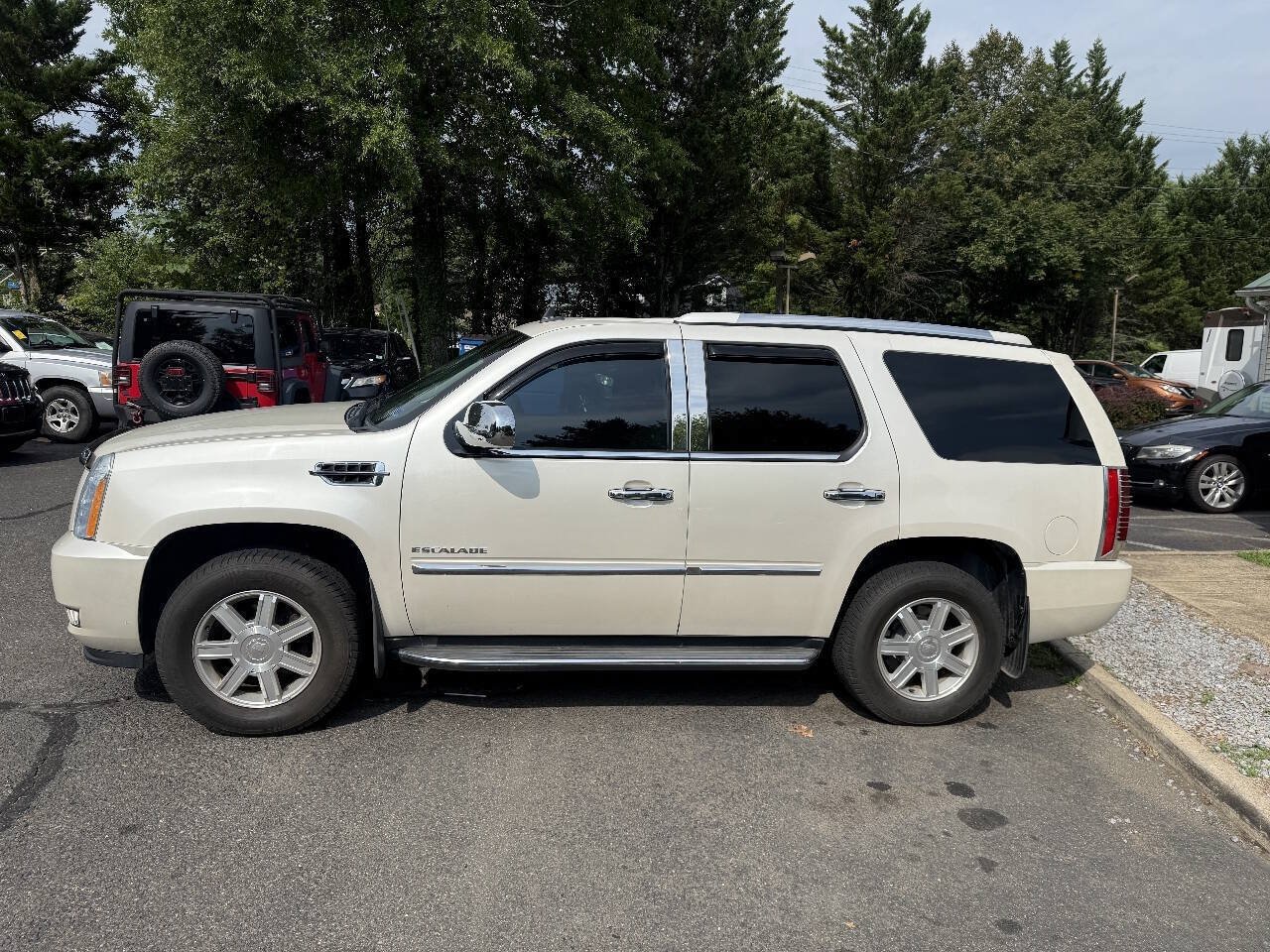 Used 2010 Cadillac Escalade 2WD image 4
