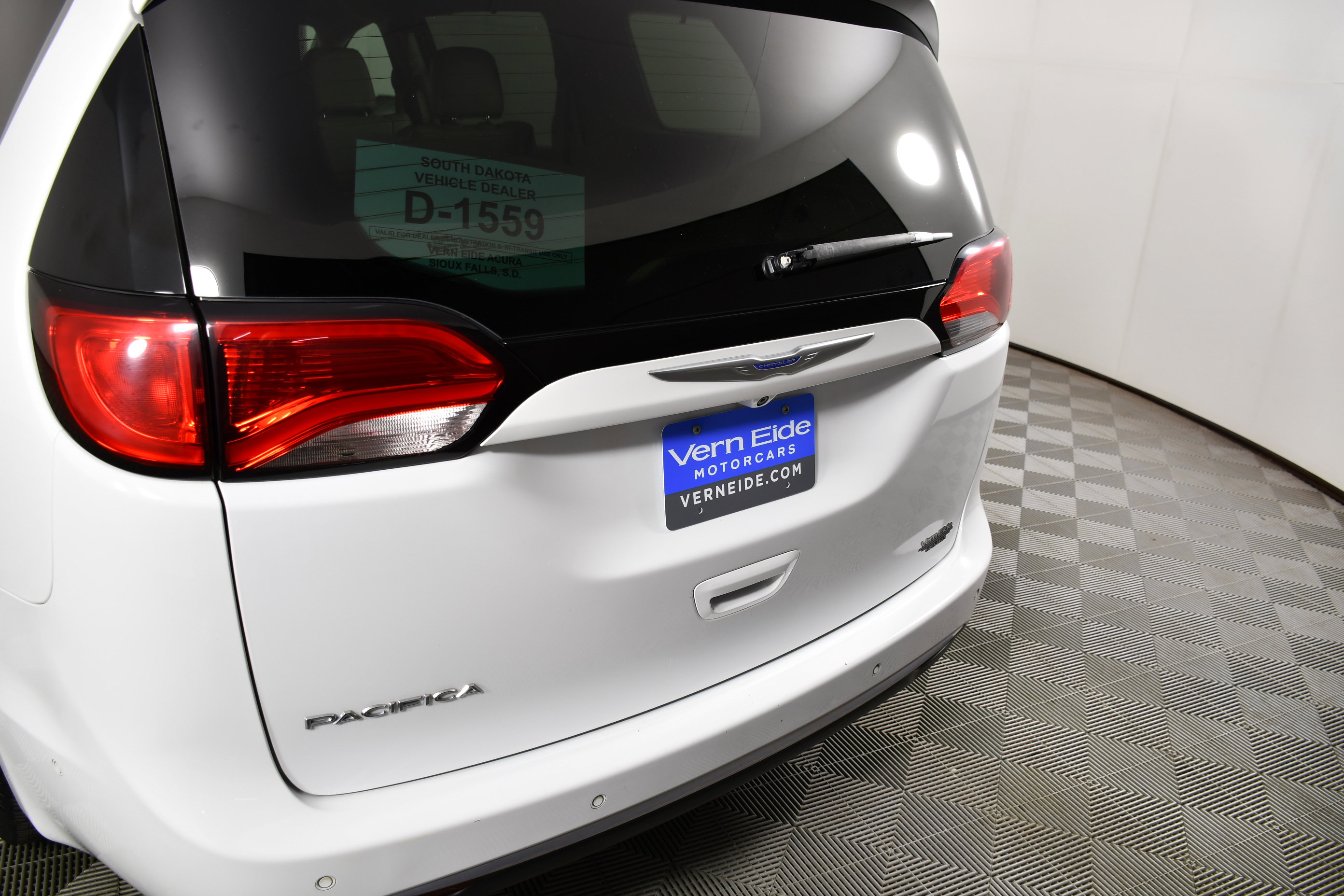 Used 2018 Chrysler Pacifica Touring-L w/ Advanced Safetytec Group FWD image 15