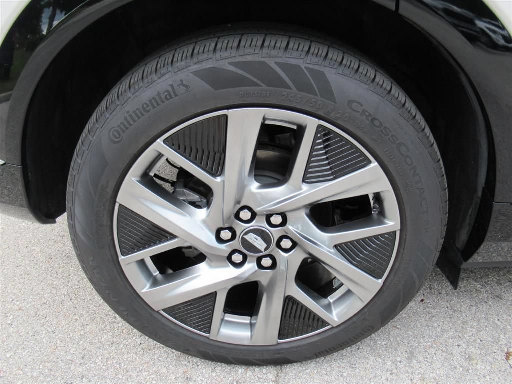 Certified 2025 Cadillac Optiq Luxury 2 w/ LPO, Floor Liner Package AWD/4WD image 9