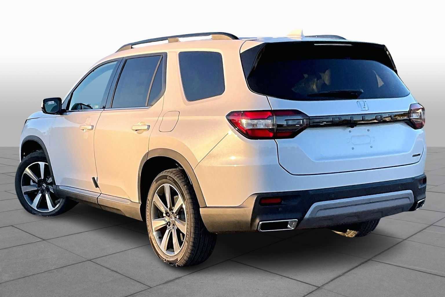 New 2025 Honda Pilot Touring image 7