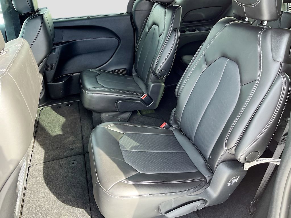 Used 2025 Chrysler Pacifica Select image 23