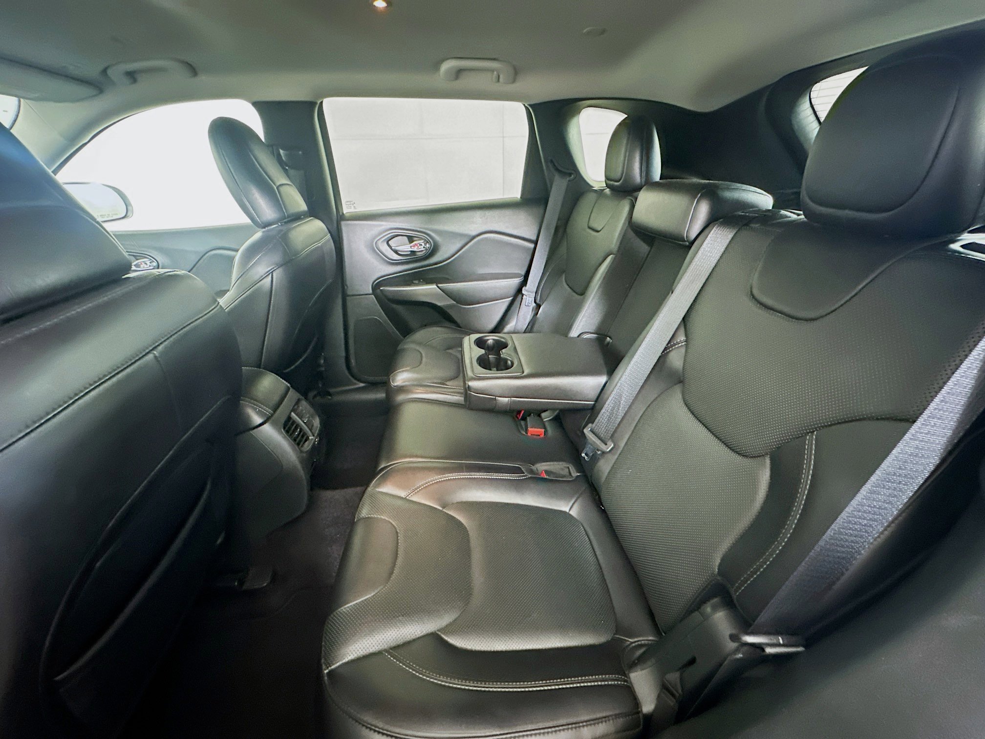 Used 2019 Jeep Cherokee Limited w/ Luxury Group AWD/4WD image 27