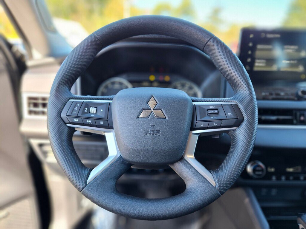 New 2025 Mitsubishi Outlander ES image 25
