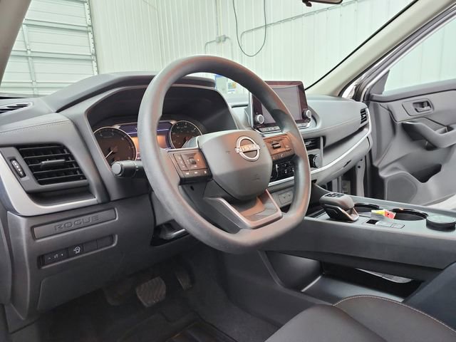 Used 2025 Nissan Rogue S image 18