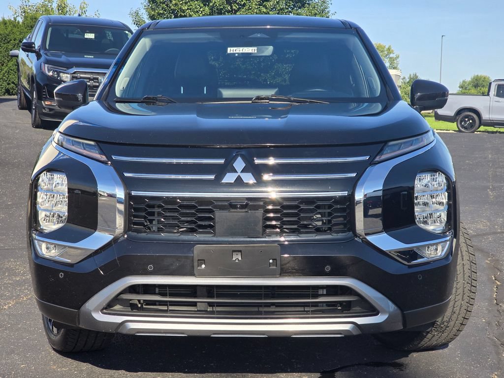 Used 2025 Mitsubishi Outlander SE AWD/4WD image 3