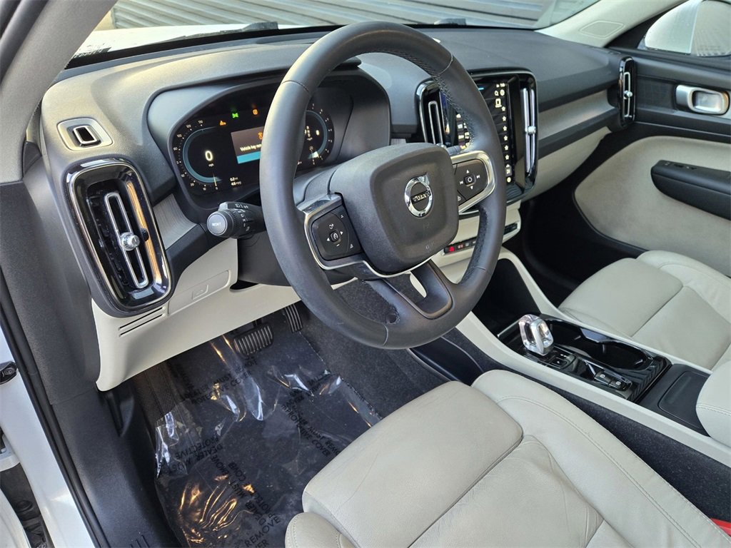 Used 2023 Volvo XC40 B5 Plus image 18