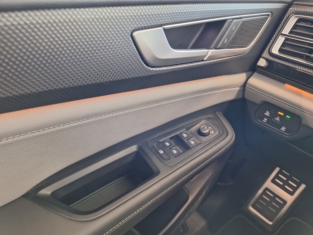 New 2026 Volkswagen Atlas Cross Sport SEL R-Line image 15