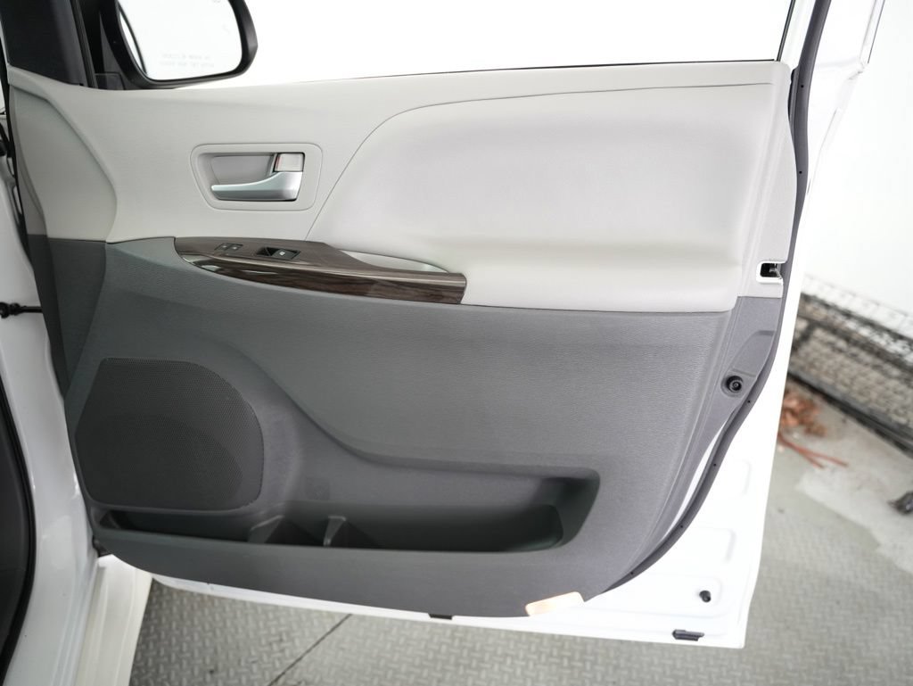 Used 2020 Toyota Sienna XLE w/ XLE Navigation Package FWD image 47