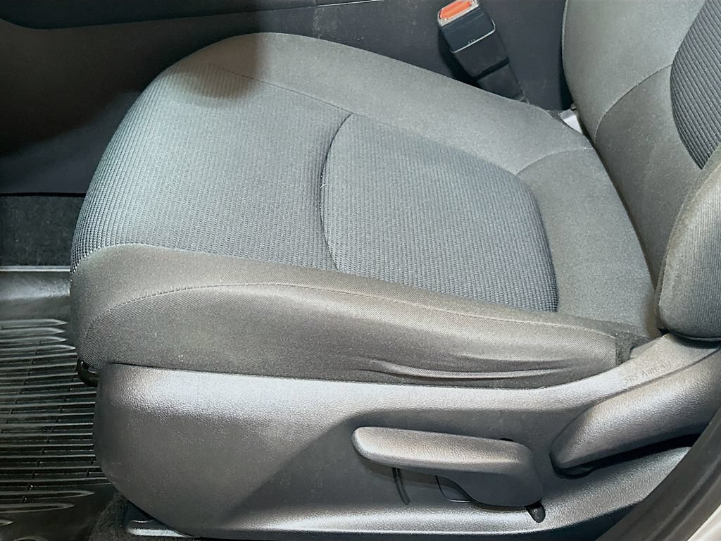 Used 2022 Toyota RAV4 LE FWD image 16