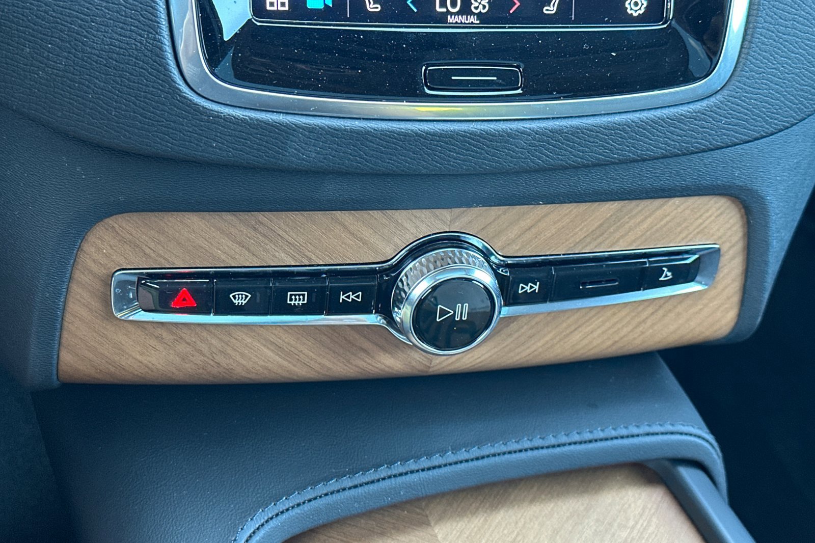 New 2025 Volvo XC90 B6 Plus w/ Protection Package Premier image 25