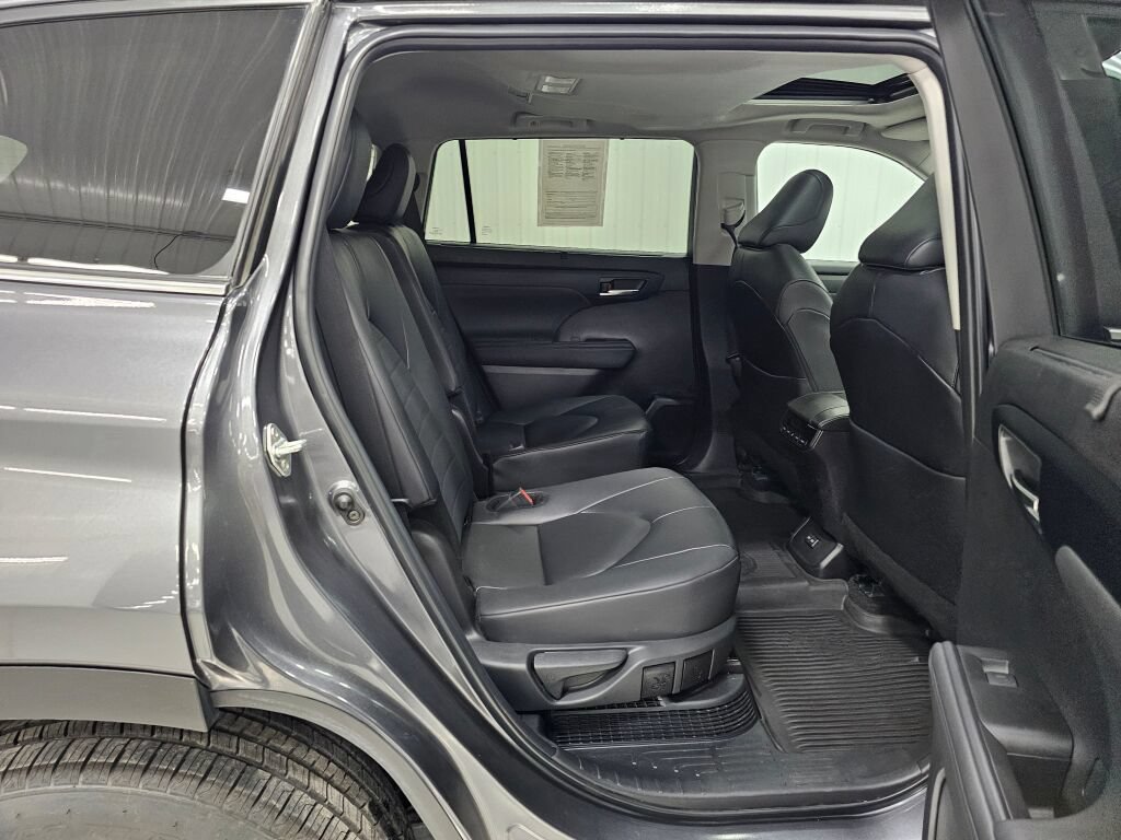Used 2024 Toyota Highlander XLE AWD/4WD image 17