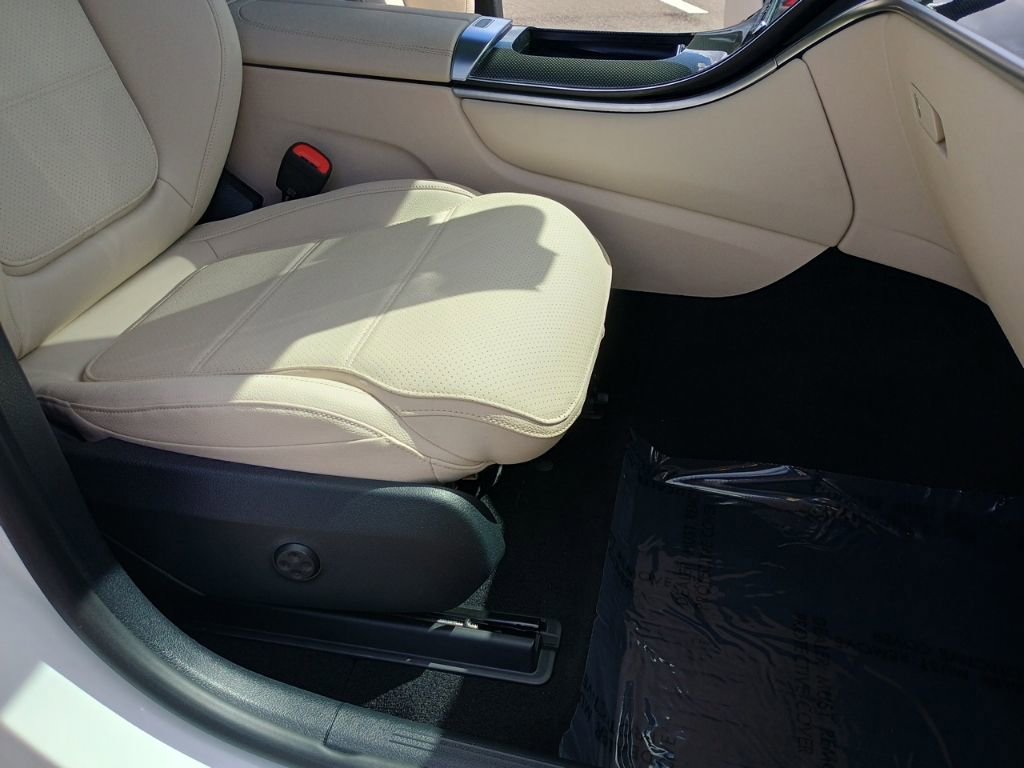 Used 2025 Mercedes-Benz GLC 300 image 23