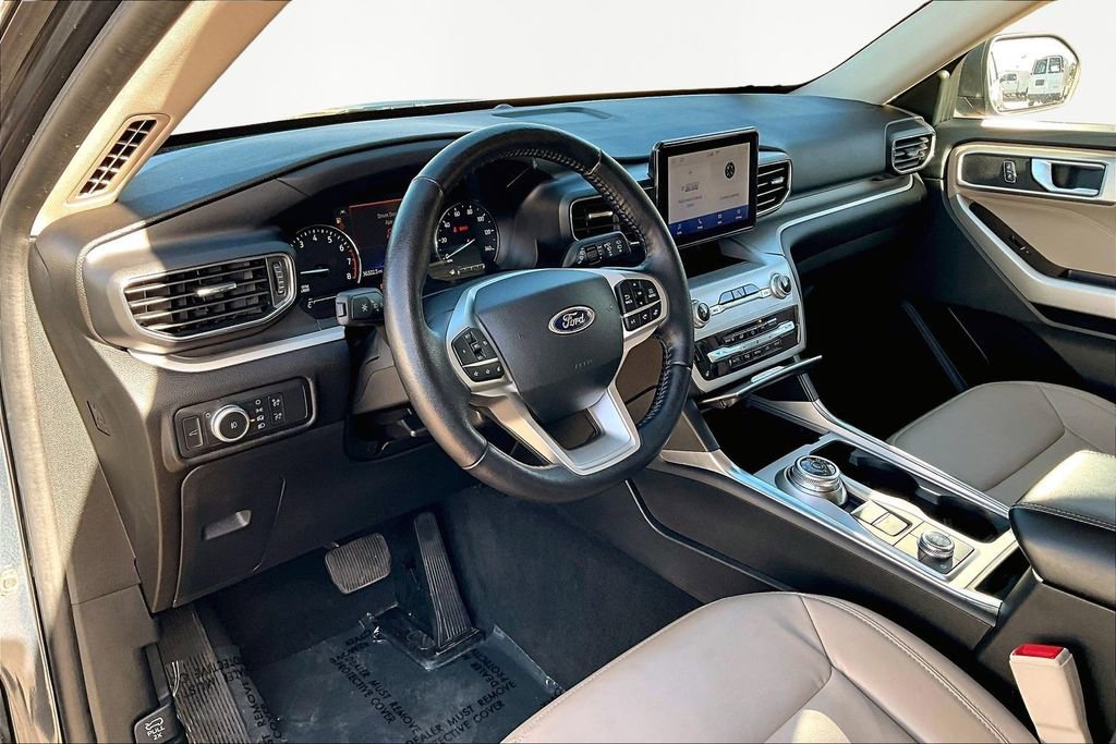 Used 2022 Ford Explorer XLT w/ Equipment Group 202A image 7